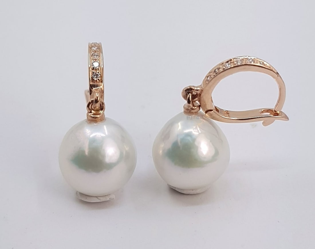 Earrings - 14 kt. Rose gold - 0.09ct. tw. - 10x11mm Edison Pearls: Title: Earrings - 14 kt. Rose gold - 0.09ct. tw. - 10x11mm Edison Pearls Description: A Pair of Edison pearl earrings, that have been hand drawn in 14kt. gold and can be worn throughout the day and