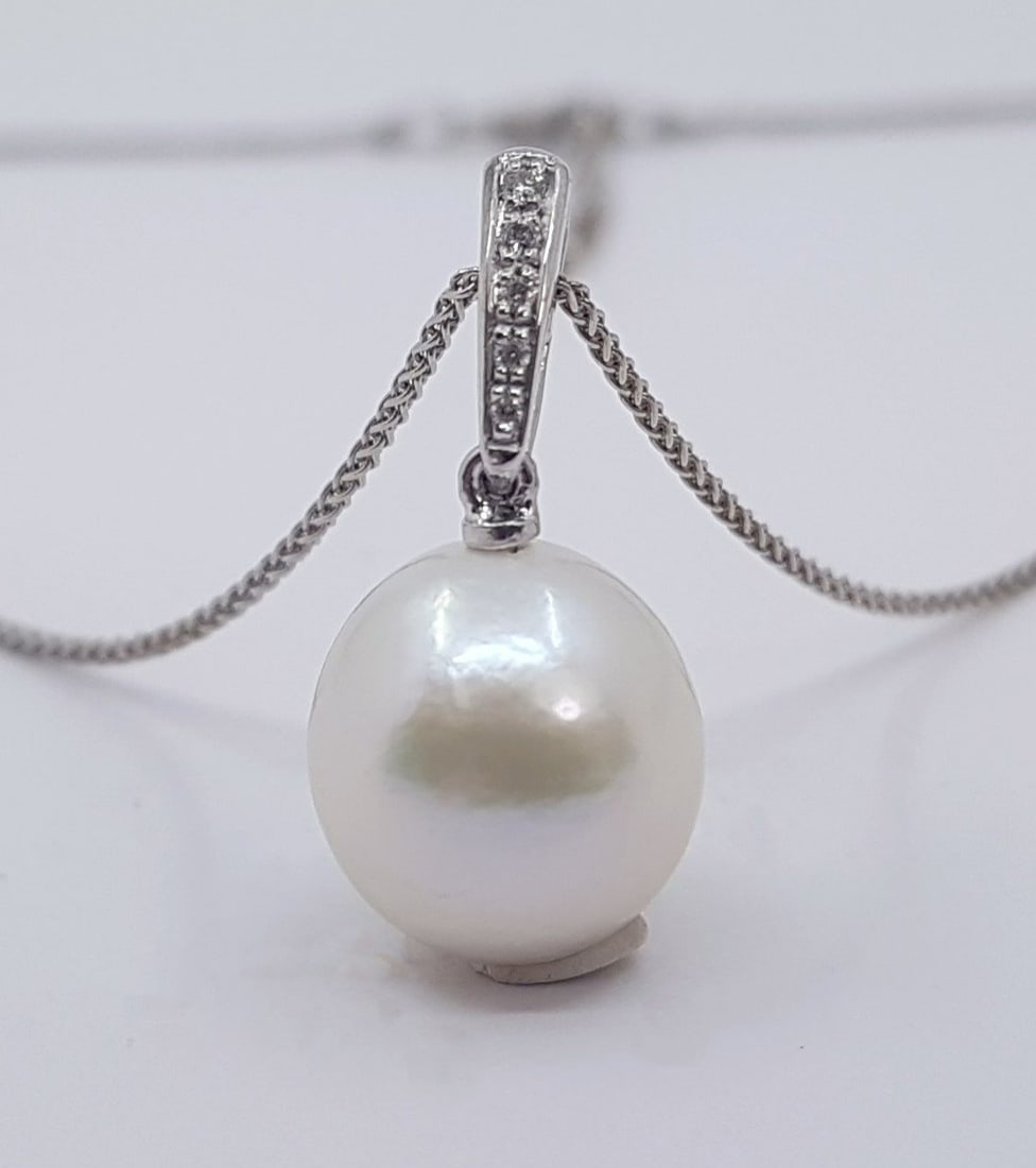 11.5mm Vibrant White Edison Freshwater Pearl - 0.04ct - 14 kt. White gold - Necklace with pendant: Title: 11.5mm Vibrant White Edison Freshwater Pearl - 0.04ct - 14 kt. White gold - Necklace with pendant Description: Emerging from the warm waters of Southeast Asia, this pearl has been selected for 