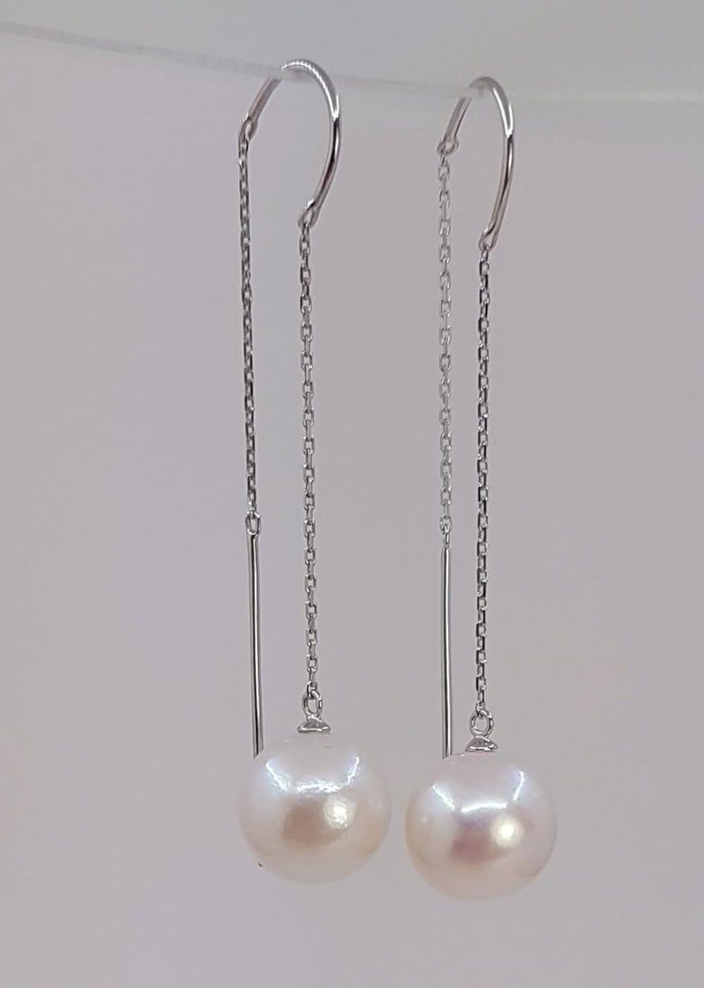 9x10mm Round Bright Edison Pearls - 18 kt. White Gold - Earrings: Title: 9x10mm Round Bright Edison Pearls - 18 kt. White Gold - Earrings Description: Produced in the warm oceans of Southeast Asia, these pearls have a natural stunning vibrant white colour with