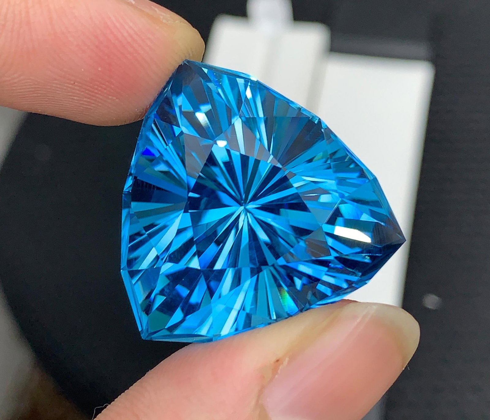 Certified Natural London Blue Topaz Gemstone, 79.70 Ct Brazil Collector Stone: Highlights Supplies for making crafts Materials: Gemstone: Topaz Carat weight: 79.70 Presenting an extraordinary Certified Natural London Blue Topaz gemstone weighing an impressive 79.70 carats, sourc