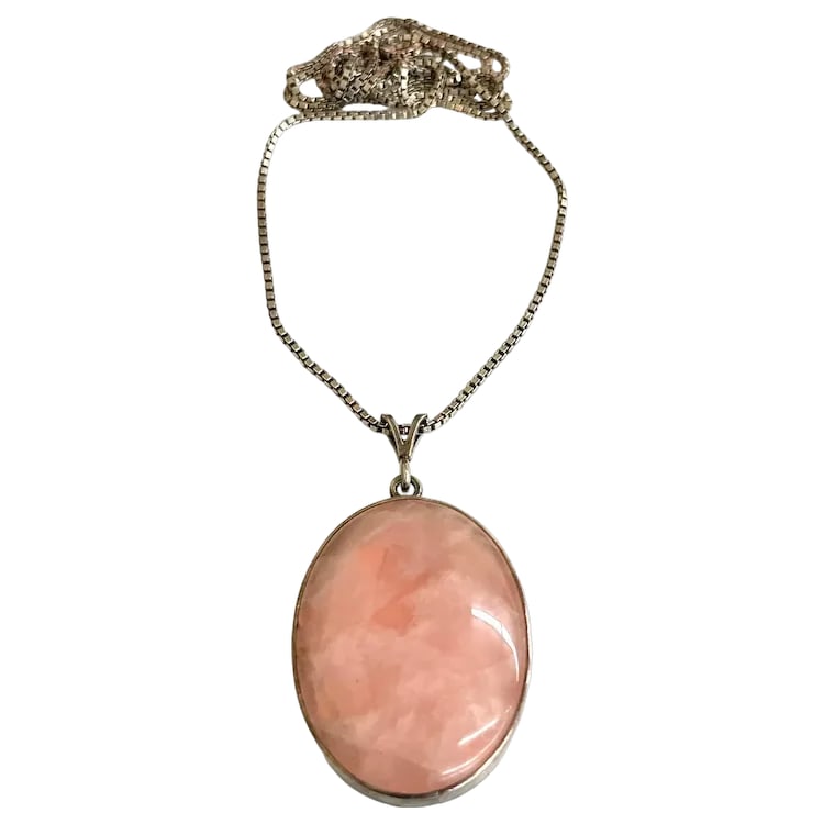 Vintage Sterling Silver Rose Quartz Oval Pendant on Sterling Silver Chain Necklace: Title: Vintage Sterling Silver Rose Quartz Oval Pendant on Sterling Silver Chain Necklace Description: Vintage Sterling Silver Rose Quartz Oval Pendant on Sterling Silver Chain Necklace . Pendant Hall