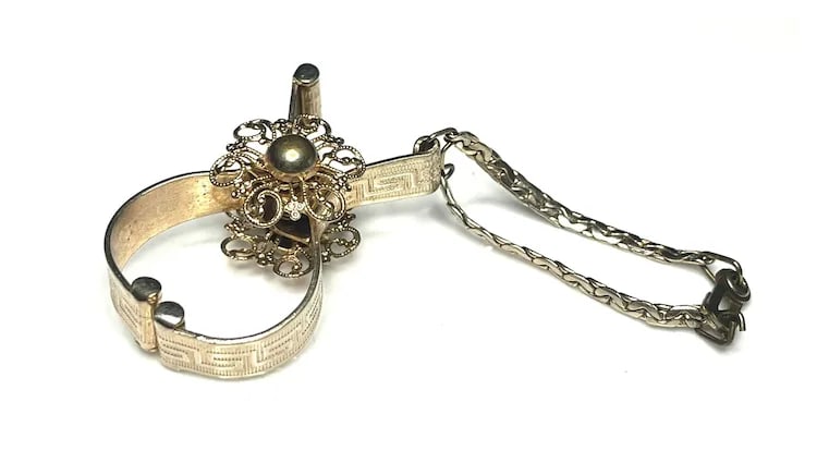 Vintage Etched Floral Gold Tone Glove Clip With Purse Chain - 2