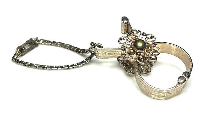 Vintage Etched Floral Gold Tone Glove Clip With Purse Chain - 3
