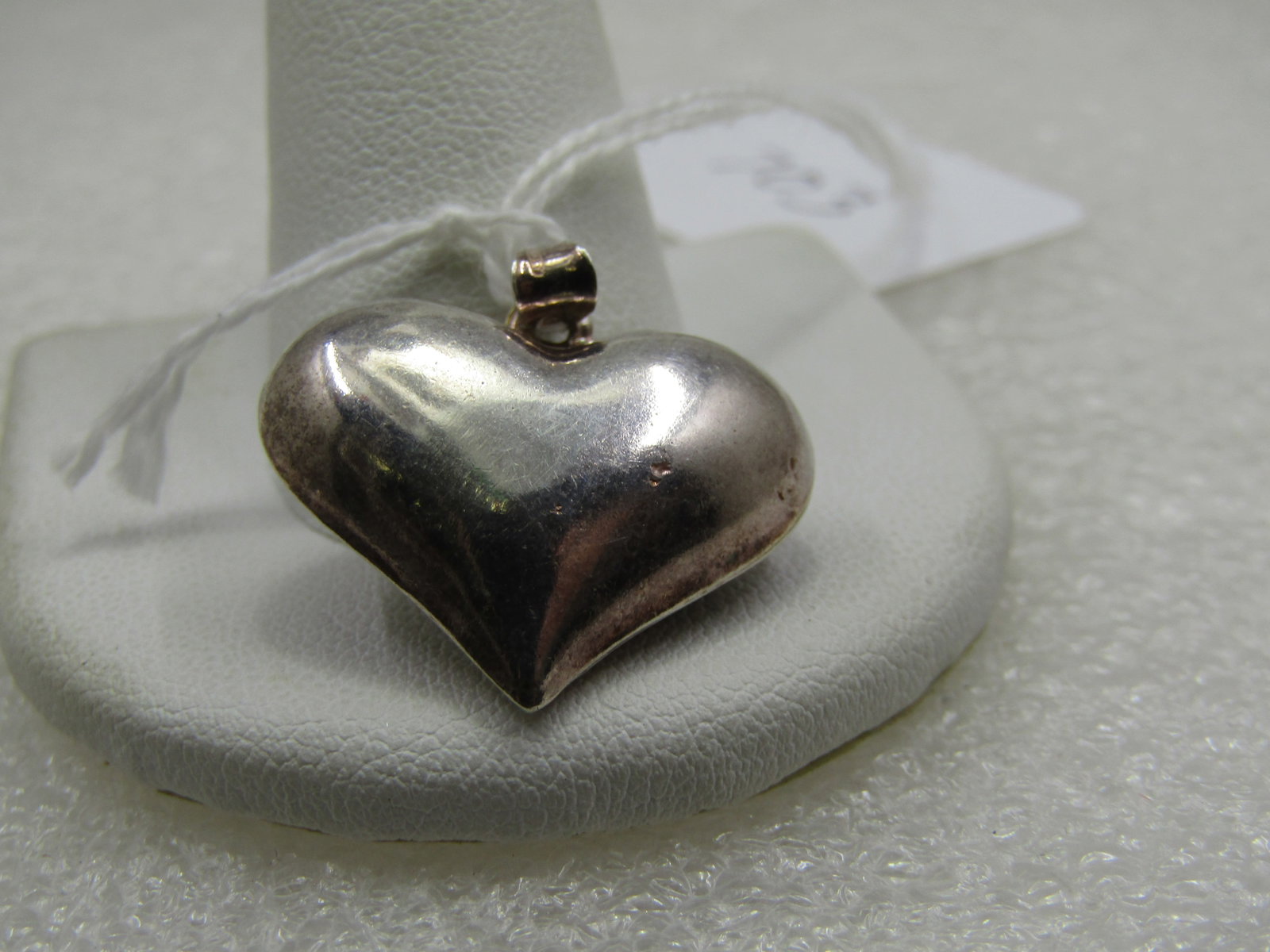 Vintage Sterling Puffy Heart Pendant,1". Swing bail: Title: Vintage Sterling Puffy Heart Pendant,1". Swing bail Description: Vintage Sterling Puffy Heart Pendant,1". Swing bail. Marked .925 Italy and tested. Weight is appx,. 2.90 gr. Puffy heart 9mm thi