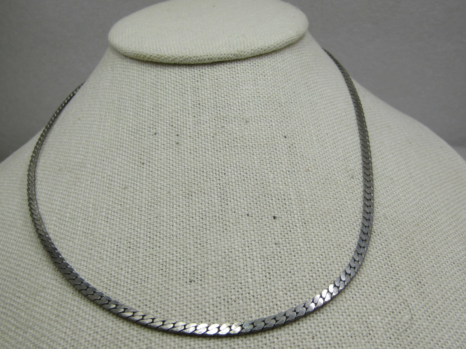 Vintage Herringbone 2.5mm Necklace, 17.5", 1970's-1980's: Title: Vintage Herringbone 2.5mm Necklace, 17.5", 1970's-1980's Description: Vintage Herringbone 2.5mm Necklace, 17.5", 1970's-1980's. Spring clasp. It is not signed by the maker. Great to wear as is 