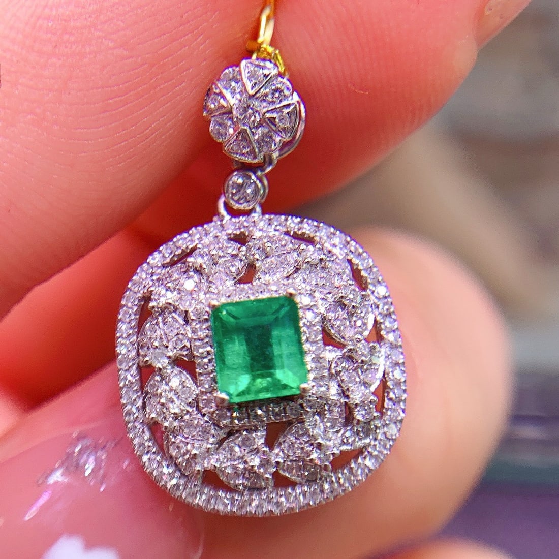 14K GOLD 0.52 CT VIVID GREEN NATURAL EMERALD and DIAMOND PENDANT: Title:14K GOLD 0.52 CT VIVID GREEN NATURAL EMERALD and DIAMOND PENDANT Description:Ref:230678426Gold Content:14K GoldMain Gemstone:EmeraldNumber of stones:1Shape:OctagonalCarat Weight:0.52ct Color:Viv