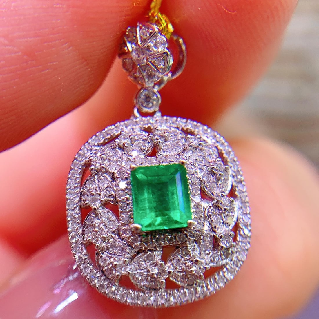 14K GOLD 0.52 CT VIVID GREEN NATURAL EMERALD and DIAMOND PENDANT - 2