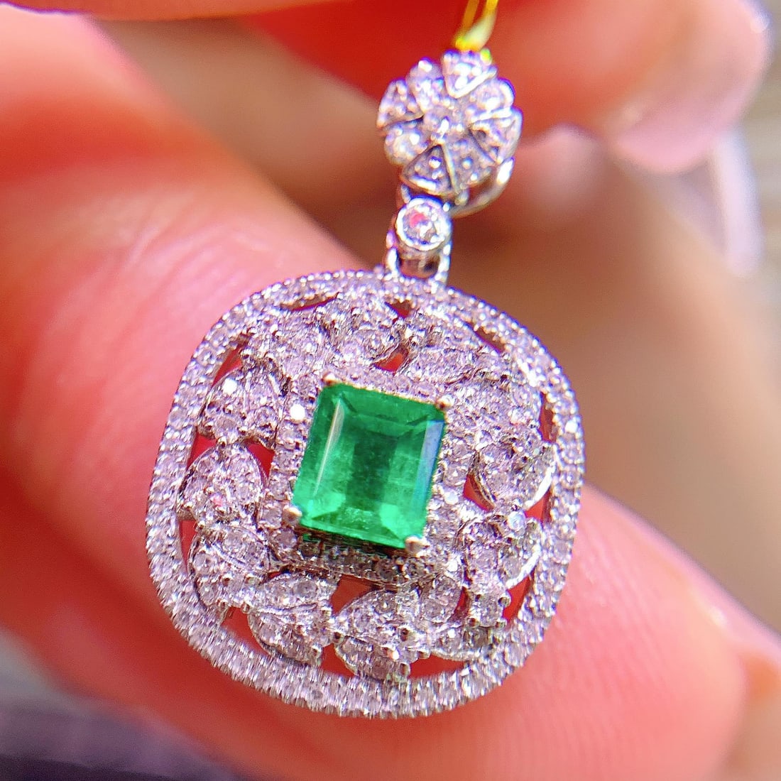 14K GOLD 0.52 CT VIVID GREEN NATURAL EMERALD and DIAMOND PENDANT - 4