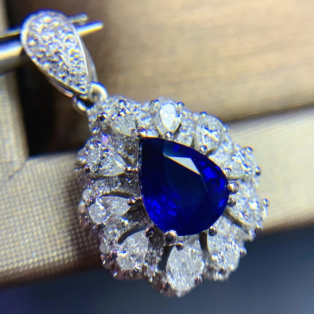 14K GOLD 0.96 CT VIVID BLUE NATURAL SAPPHIRE and DIAMOND PENDANT - 2