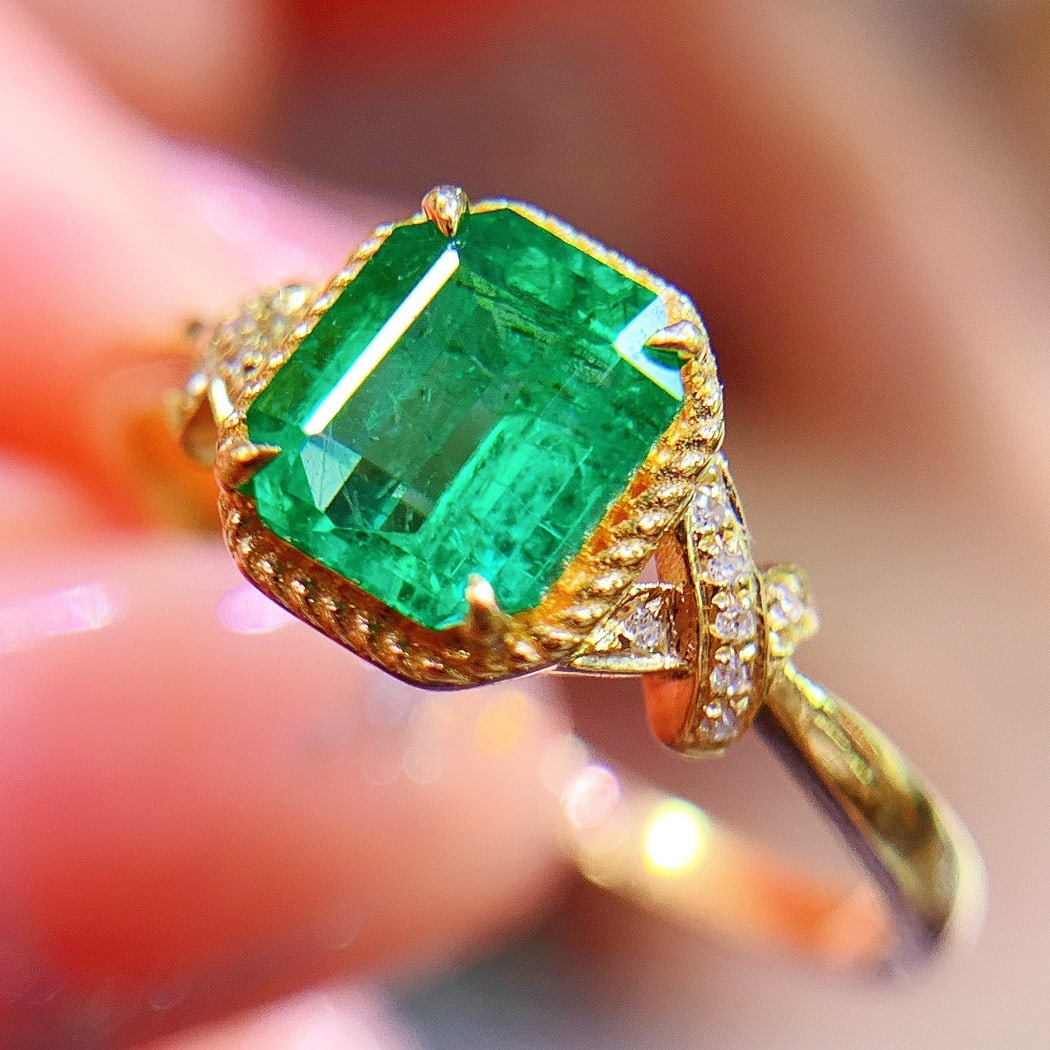 14K GOLD 0.88 CT VIVID GREEN NATURAL EMERALD and DIAMOND RING - 4