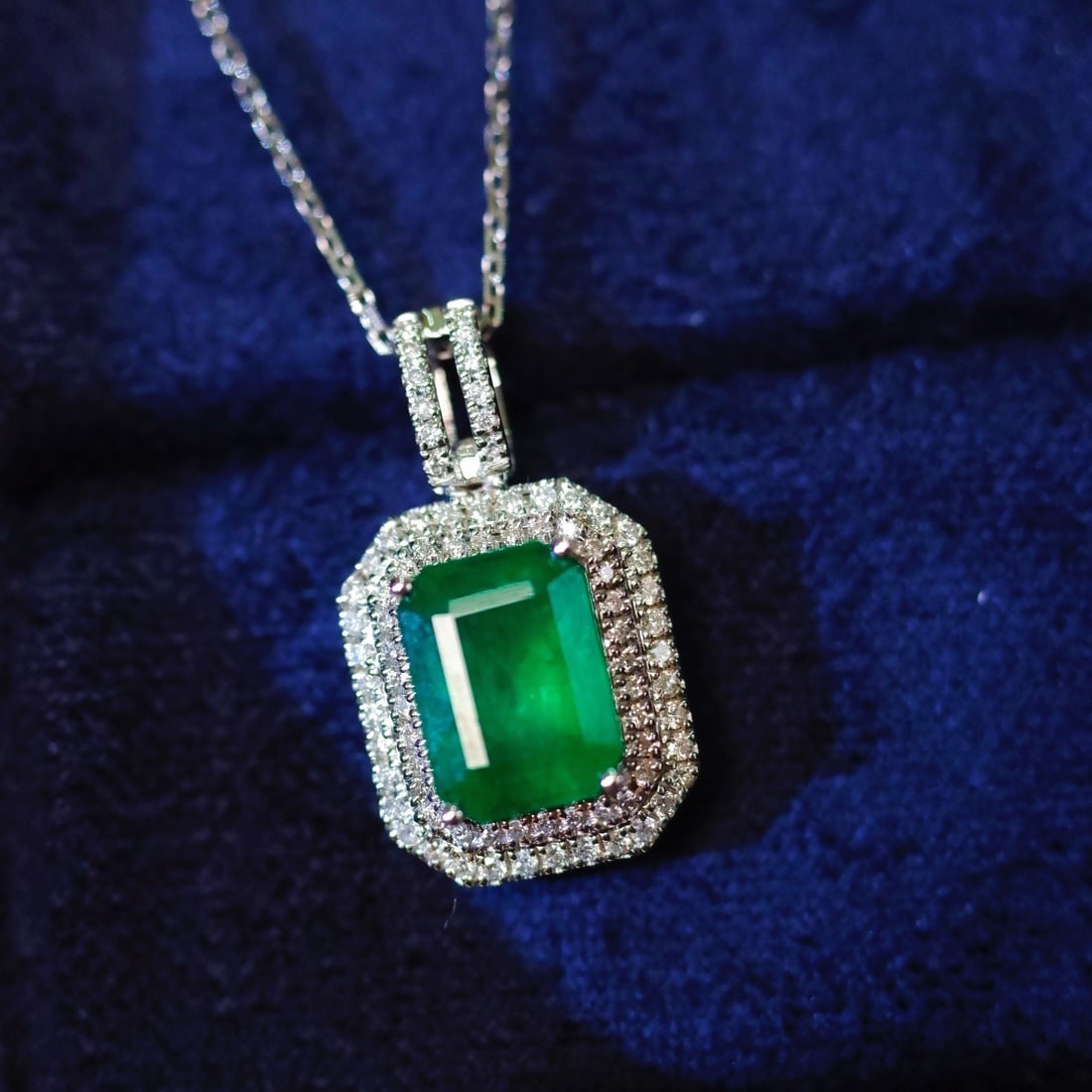 14K GOLD 1.66 CTW VIVID GREEN NATURAL EMERALD and DIAMOND NECKLACE - 3