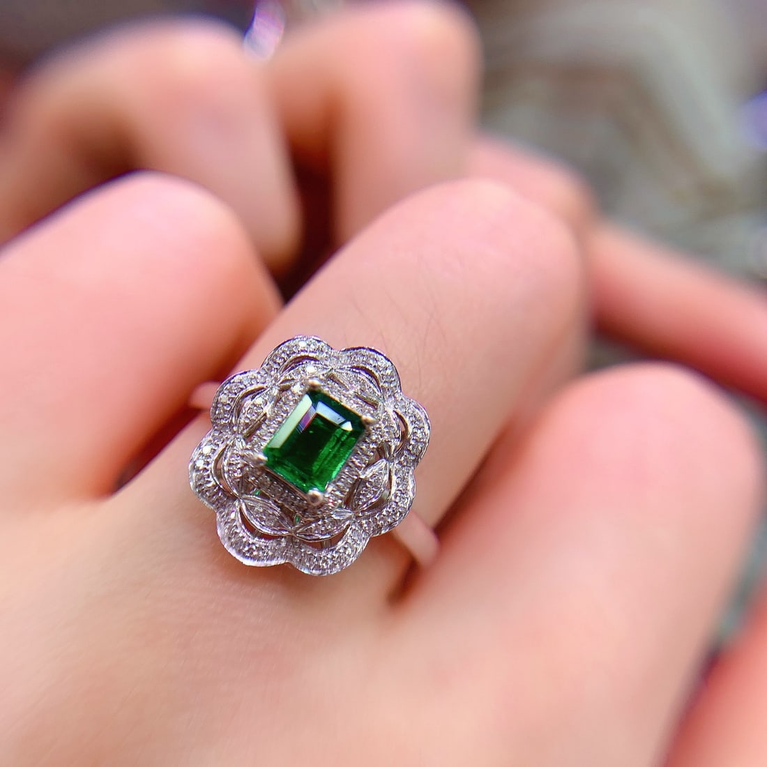 14K GOLD 0.60 CT VIVID GREEN NATURAL EMERALD and DIAMOND RING - 7