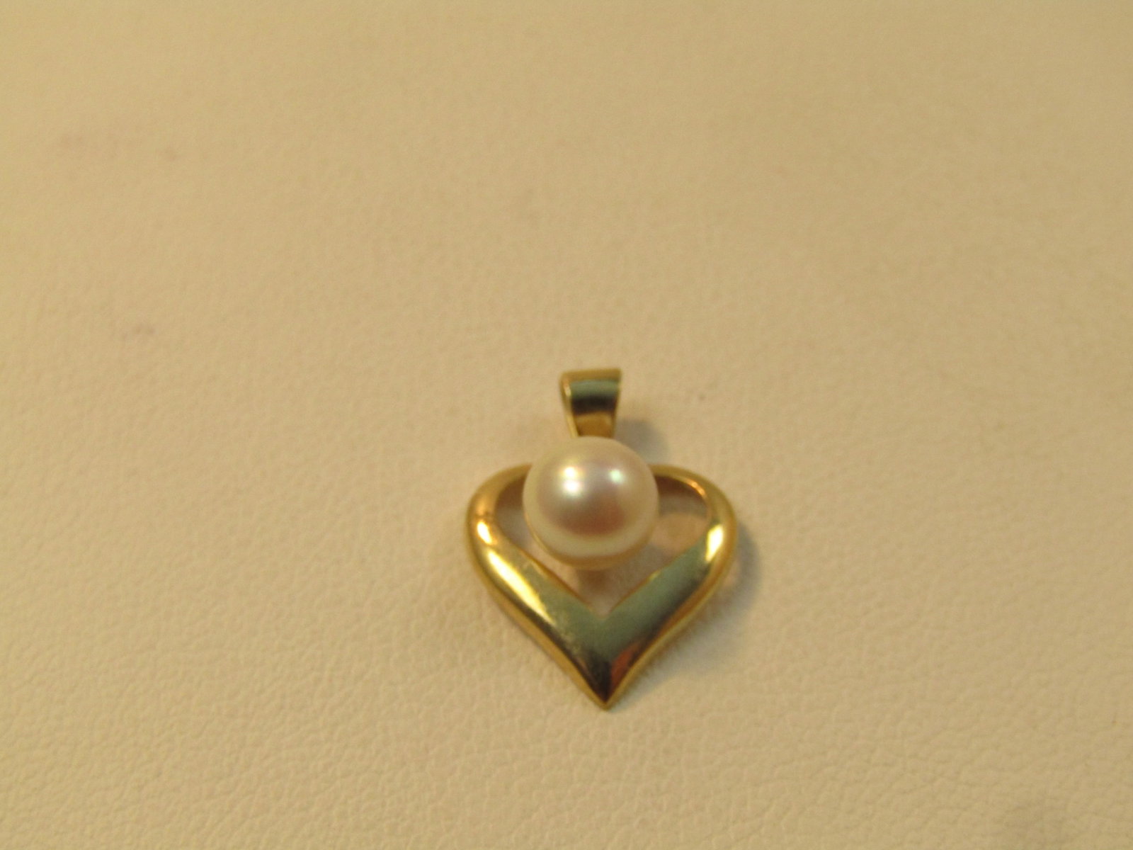 Vintage 14kt Cultured Pearl Heart Pendant, 1970's-1980's: Title:Vintage 14kt Cultured Pearl Heart Pendant, 1970's-1980's Description:Vintage 14kt Cultured Pearl Heart Pendant, 1970's-1980's. The pearl is appx. 6mm. This is appx. 5/8" tall and 1/2" wide with 