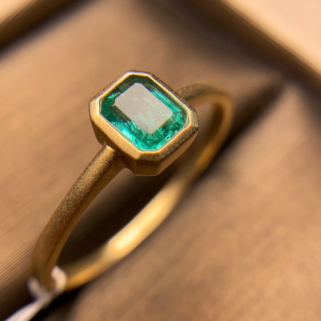 14K GOLD 0.86 CT VIVID GREEN NATURAL EMERALD RING - 2