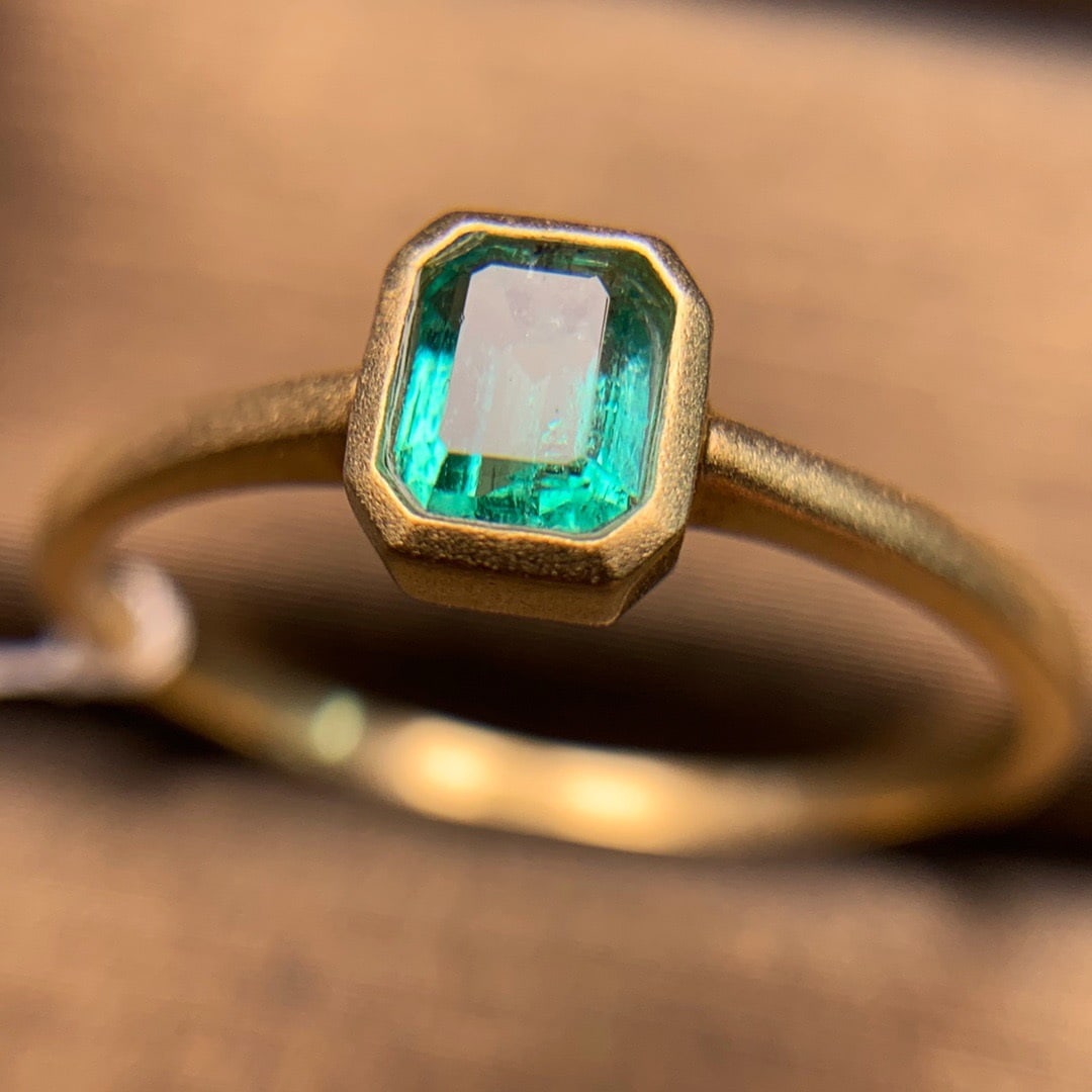 14K GOLD 0.86 CT VIVID GREEN NATURAL EMERALD RING - 4