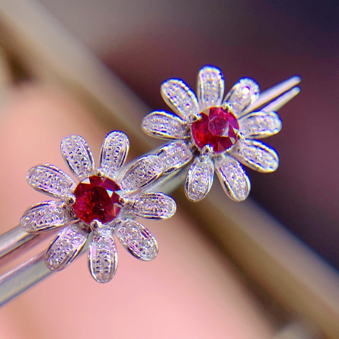 14K GOLD 0.95 CT VIVID RED NATURAL RUBY and DIAMOND EARRINGS: Title:14K GOLD 0.95 CT VIVID RED NATURAL RUBY and DIAMOND EARRINGS Description:Ref:230678458Gold Content:14K GoldMain Gemstone:RubyNumber of stones:2Shape:RoundCarat Weight:0.95ct Color:Vivid