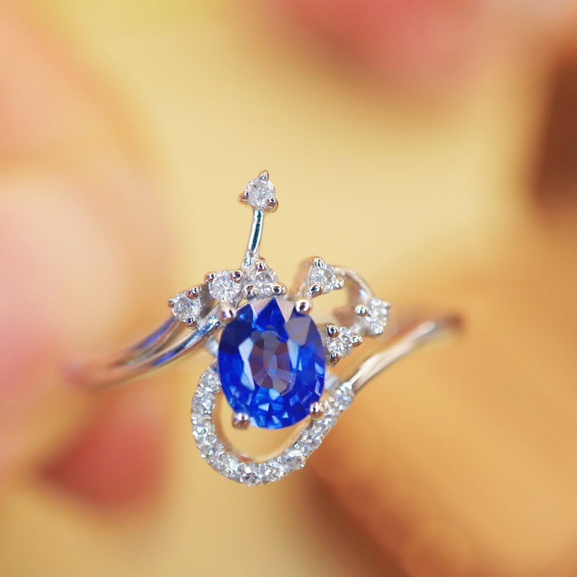14K GOLD 0.66 CTW VIVID BLUE NATURAL SAPPHIRE and DIAMOND RING: Title:14K GOLD 0.66 CTW VIVID BLUE NATURAL SAPPHIRE and DIAMOND RING Description:Ref:230678486Gold Content:14K GoldRing Size:7.25USMain Gemstone:SapphireNumber of stones:1Shape:OvalCarat