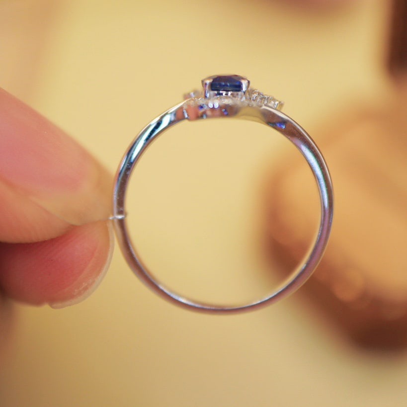 14K GOLD 0.66 CTW VIVID BLUE NATURAL SAPPHIRE and DIAMOND RING - 4