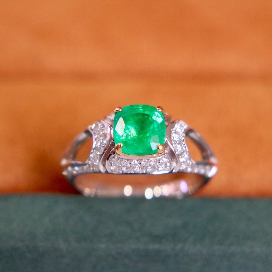 14K GOLD 2.29 CTW VIVID GREEN NATURAL EMERALD and DIAMOND RING: Title:14K GOLD 2.29 CTW VIVID GREEN NATURAL EMERALD and DIAMOND RING Description:Ref:230678416Gold Content:14K GoldRing Size:7.25USMain Gemstone:EmeraldNumber of stones:1Shape:CushionCarat