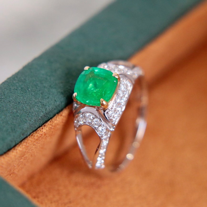 14K GOLD 2.29 CTW VIVID GREEN NATURAL EMERALD and DIAMOND RING - 2