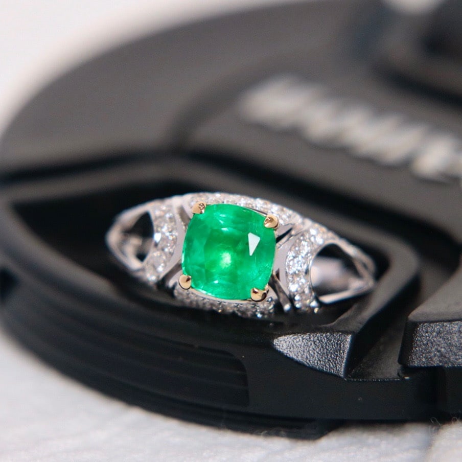 14K GOLD 2.29 CTW VIVID GREEN NATURAL EMERALD and DIAMOND RING - 5