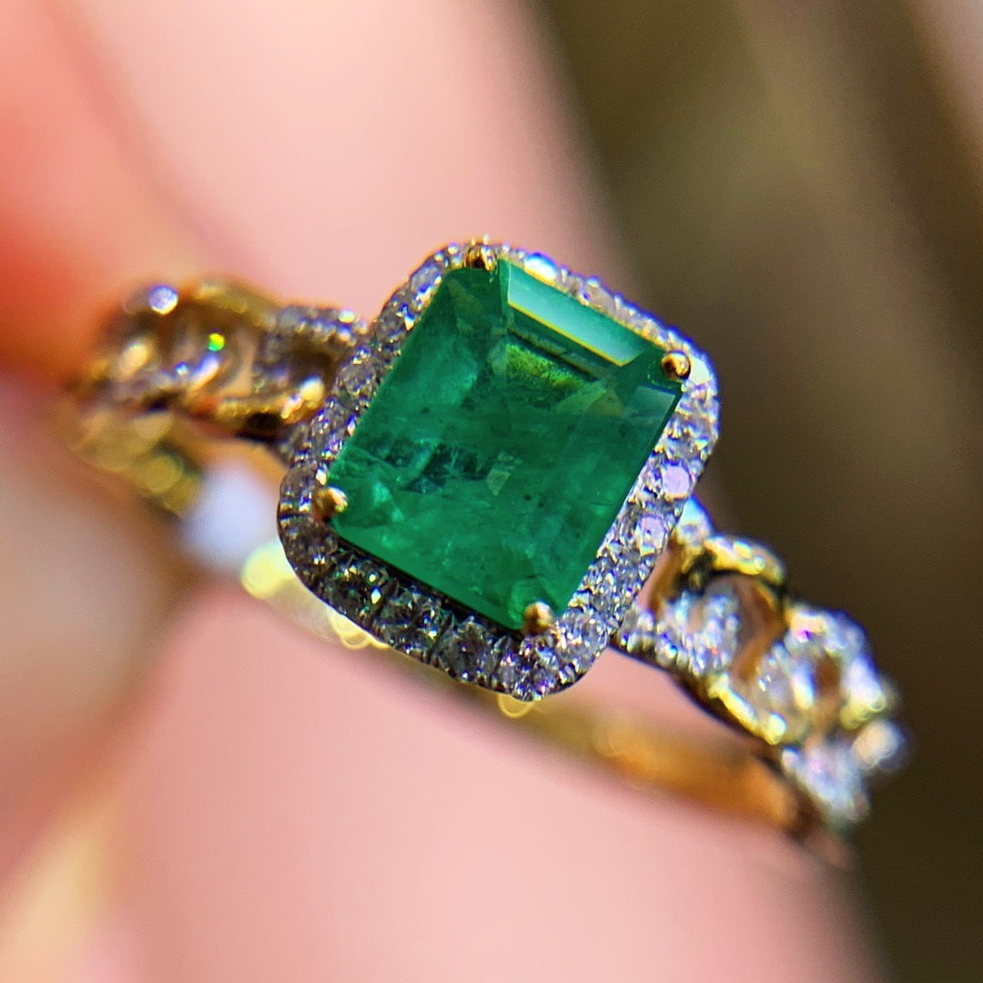 14K GOLD 0.65 CT VIVID GREEN NATURAL EMERALD and DIAMOND RING: Title:14K GOLD 0.65 CT VIVID GREEN NATURAL EMERALD and DIAMOND RING Description:Ref:230678437Gold Content:14K GoldRing Size:7.25USMain Gemstone:EmeraldNumber of stones:1Shape:OctagonalCarat