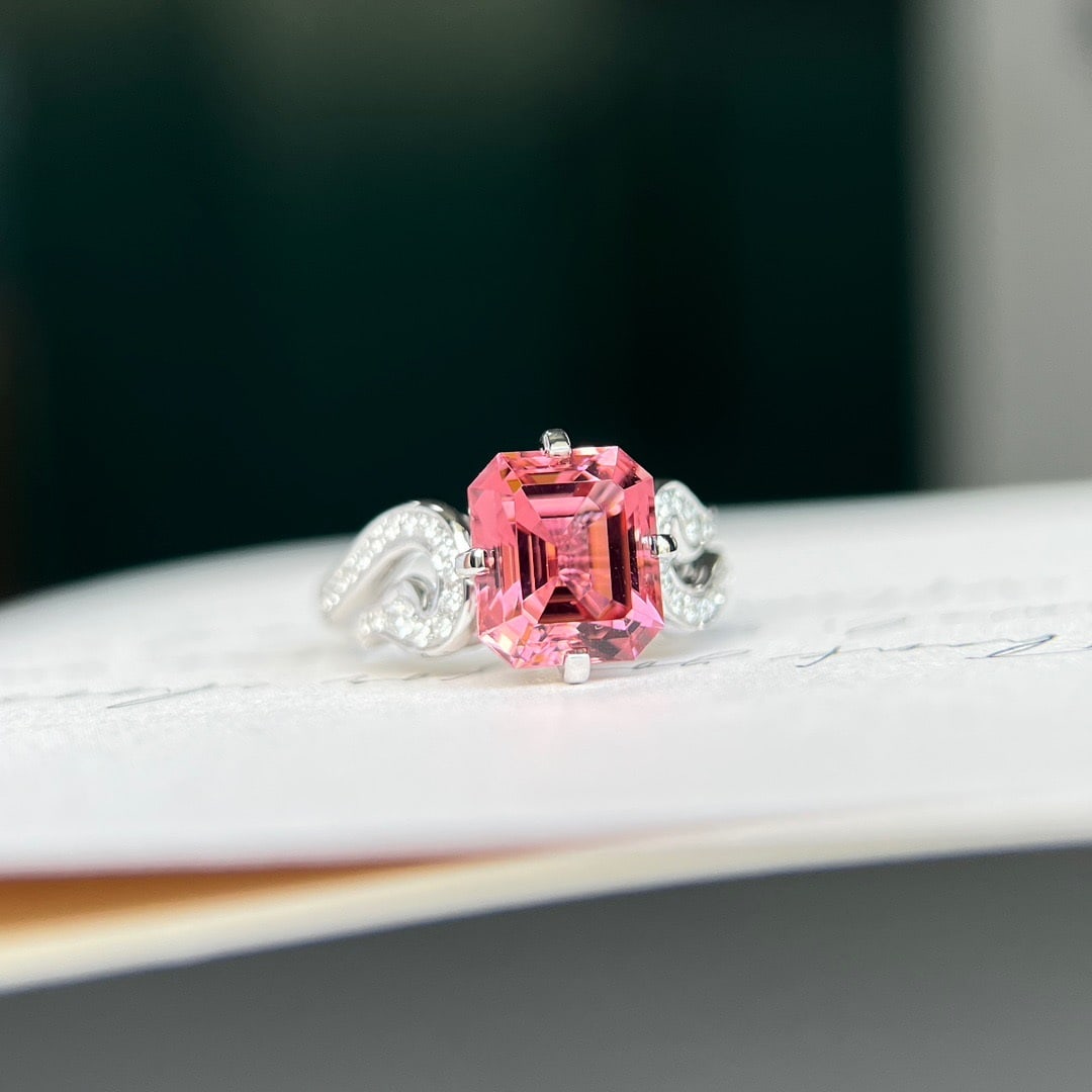 14K GOLD 3.72 CTW NATURAL TOURMALINE and DIAMOND RING: Title:14K GOLD 3.72 CTW NATURAL TOURMALINE and DIAMOND RING Description:Ref:230678450Gold Content:14K GoldRing Size:7.25USMain Gemstone:TourmalineNumber of stones:1Shape:OctagonalCarat Weight:3.51ct