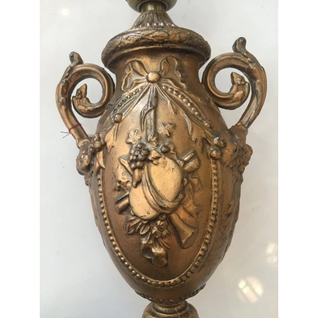 1950s Hollywood Regency Style Goldtone Spelter Urn Table Lamp on Marble Base - 4