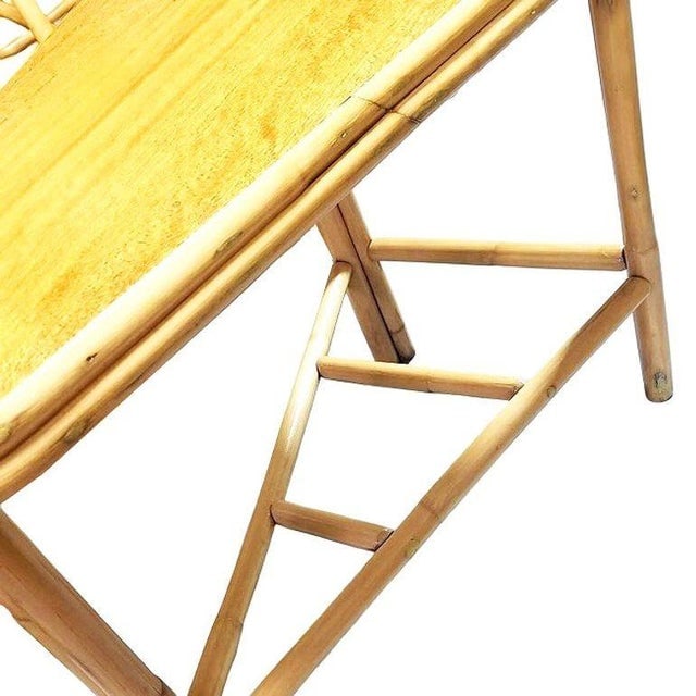 1950s Restored MCM Rattan & Mahogany "Surfbaord" Wedge Side Table W/ Bottom Rack - 5