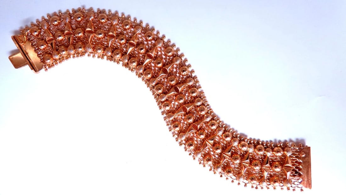 18kt Flex Mesh Cosmopolitan Link Bracelet 25mm wide 44 grams 12452**: Title: 18kt Flex Mesh Cosmopolitan Link Bracelet 25mm wide 44 grams 12452** Description: 18kt Flex Mesh Cosmopolitan Link Bracelet 25mm wide 44 grams 12452 $6,500.00 PRODUCT DESCRIPTION Gorgeous