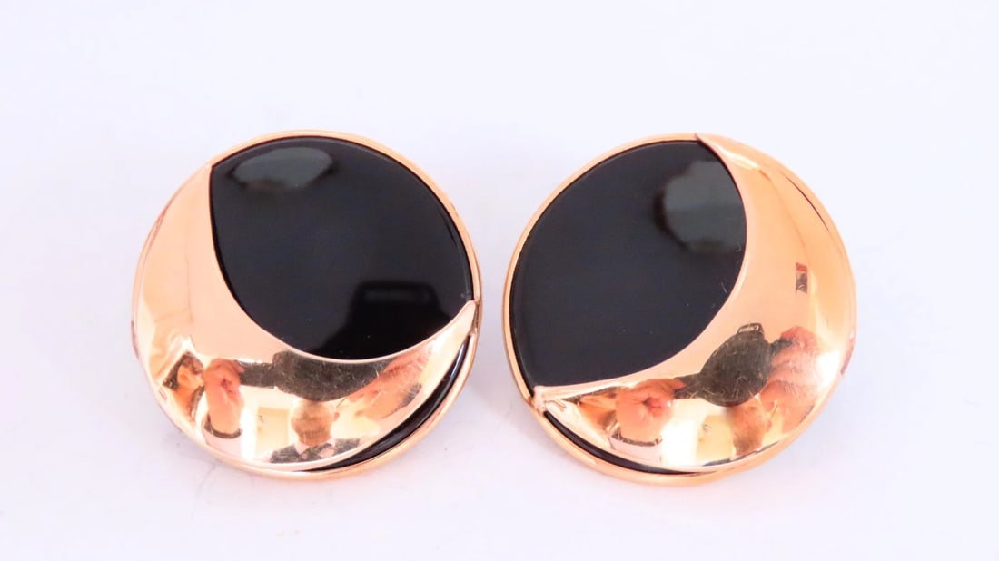 Onyx Panda Eyes Round Stud Earrings 14kt gold 12629**: Title: Onyx Panda Eyes Round Stud Earrings 14kt gold 12629** Description: Onyx Panda Eyes Round Stud Earrings 14kt gold 12629 $350.00 PRODUCT DESCRIPTION Panda Eyes Onyx Earrings 14kt yellow gold.