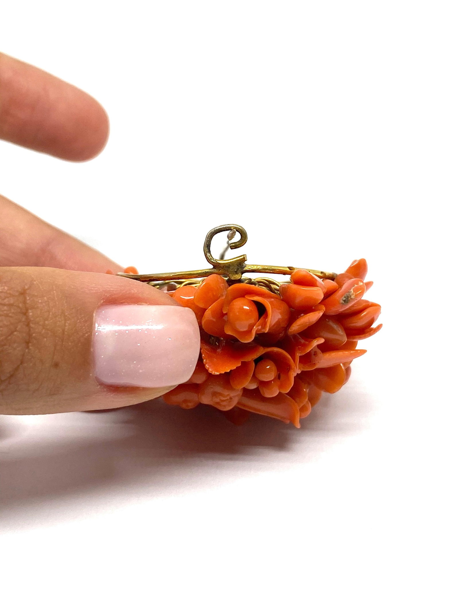 Victorian Yellow Gold and Mediterian Coral Brooch - 4