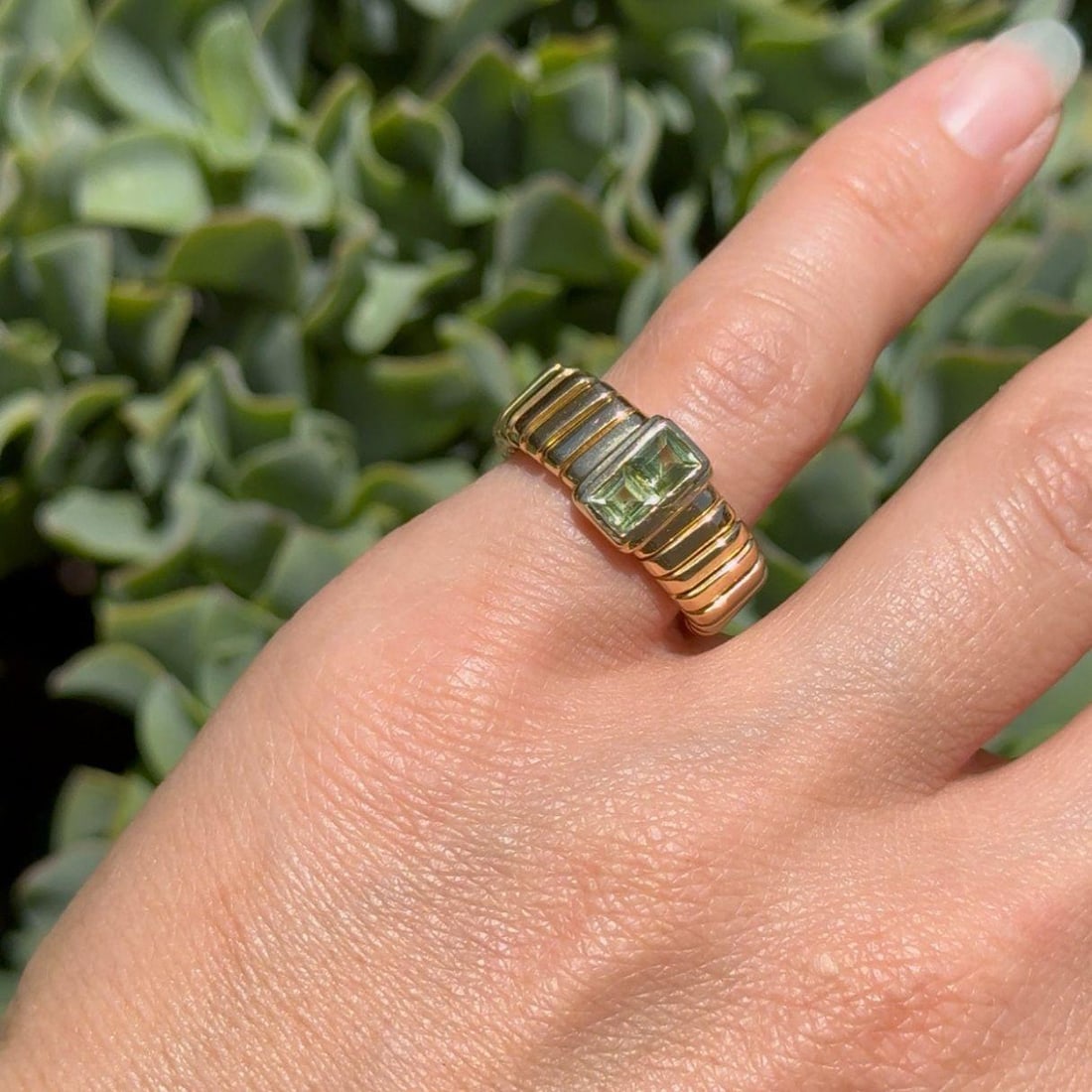 Vintage Bvlgari 18k Gold Tubogas Peridot Ring, circa 1990s - 2