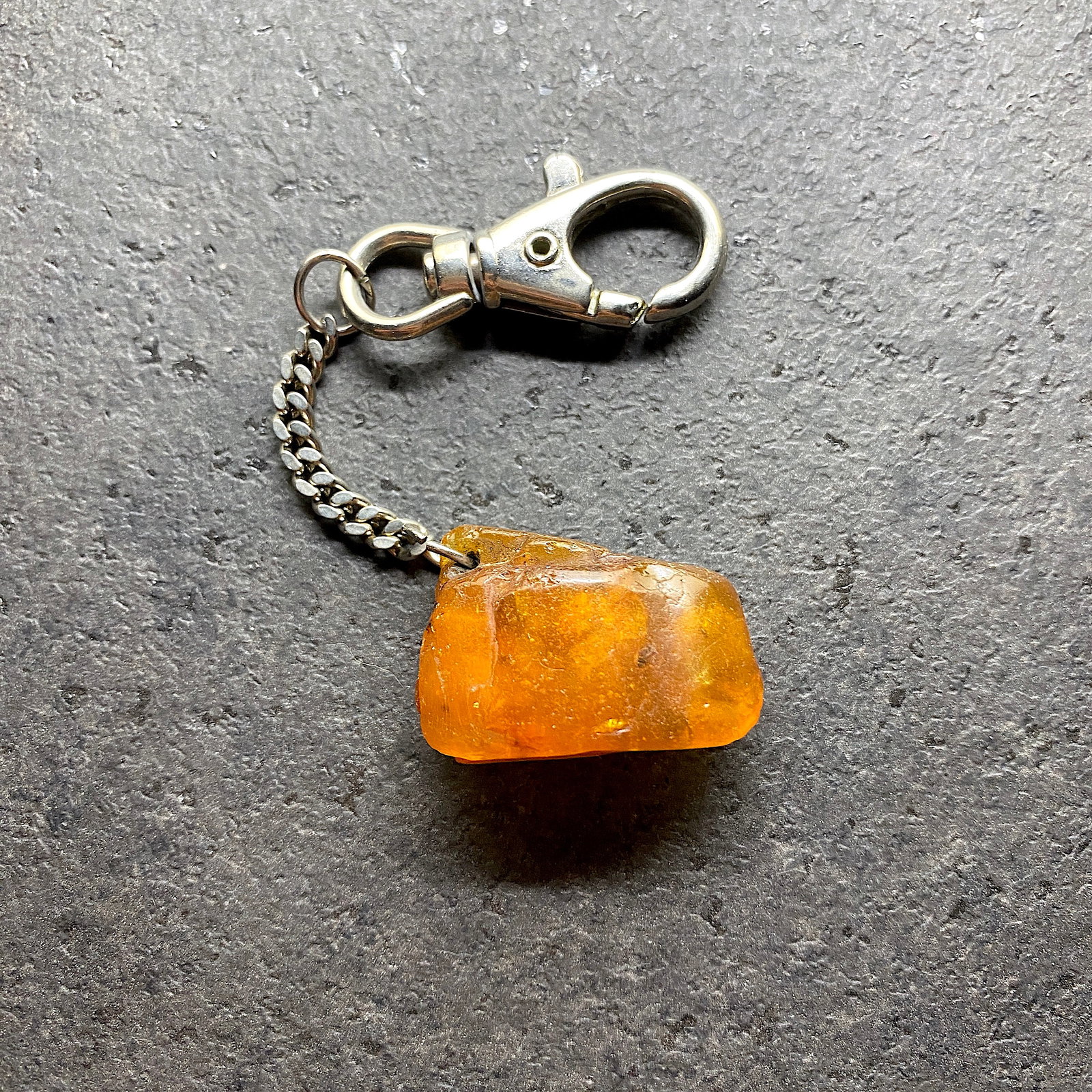 Amber Pendant keychain: Title:Amber Pendant keychain Metal:Metal Gemstone:Amber Weight:13.2 g Size:Size: 30.0 x 20.0 x 15.0 mm Size: 1.181 x 0.787 x 0.591 inches Made of:(Reconstituted Amber or Whole Stone):Whole Stone Addit