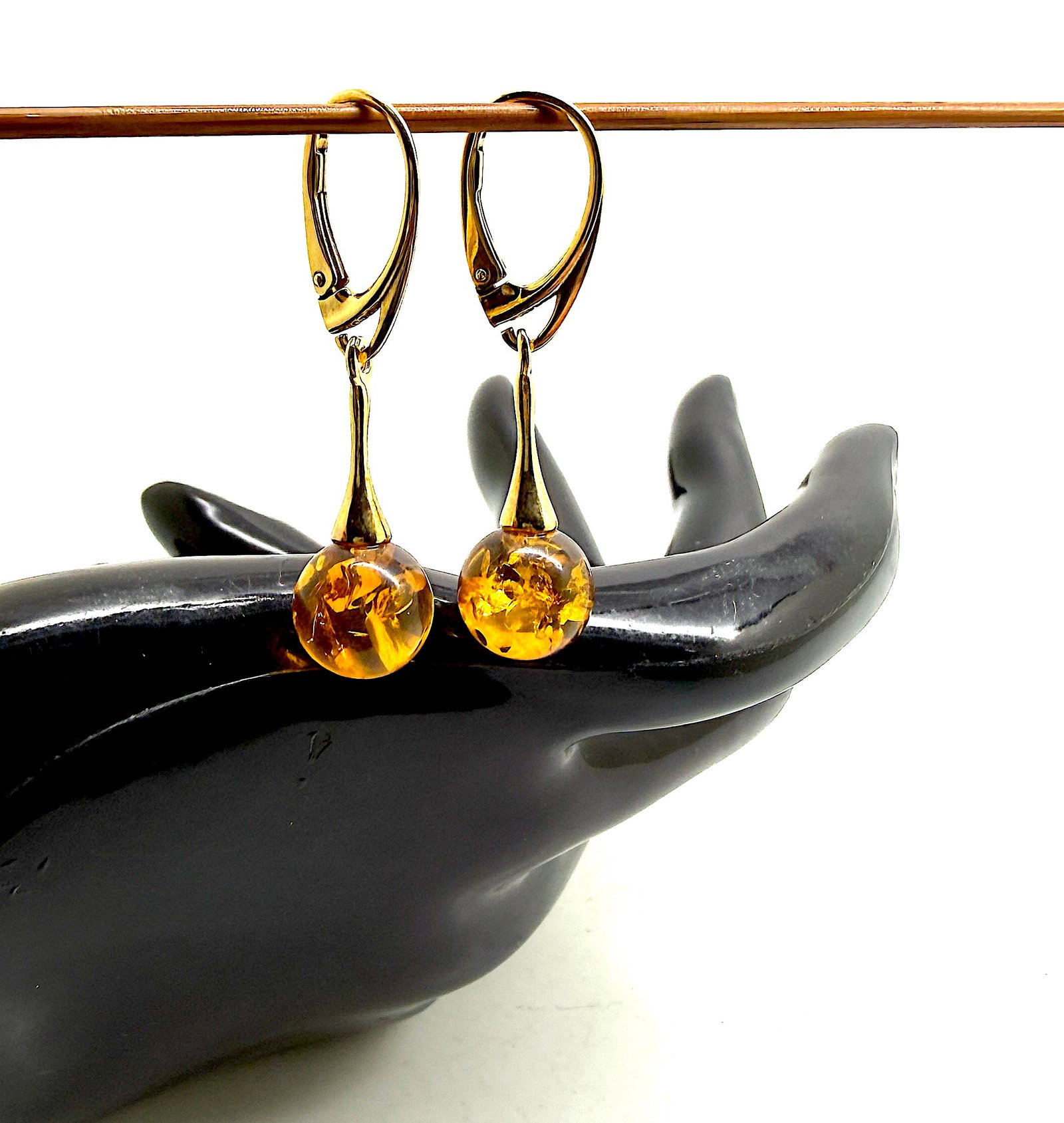 Remarkable Vintage Amber Earrings: Title:Remarkable Vintage Amber Earrings Metal:925 Silver-Gold Plated Gemstone:Whole Stone Weight:3.3 g Size:38x10mm Made of:(Reconstituted Amber or Whole Stone):Natural Amber Additional information:Am