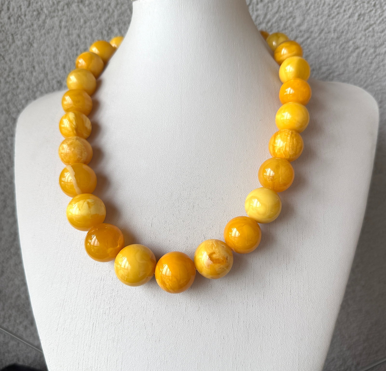 Grand Vintage Amber Necklace (1 of 10)