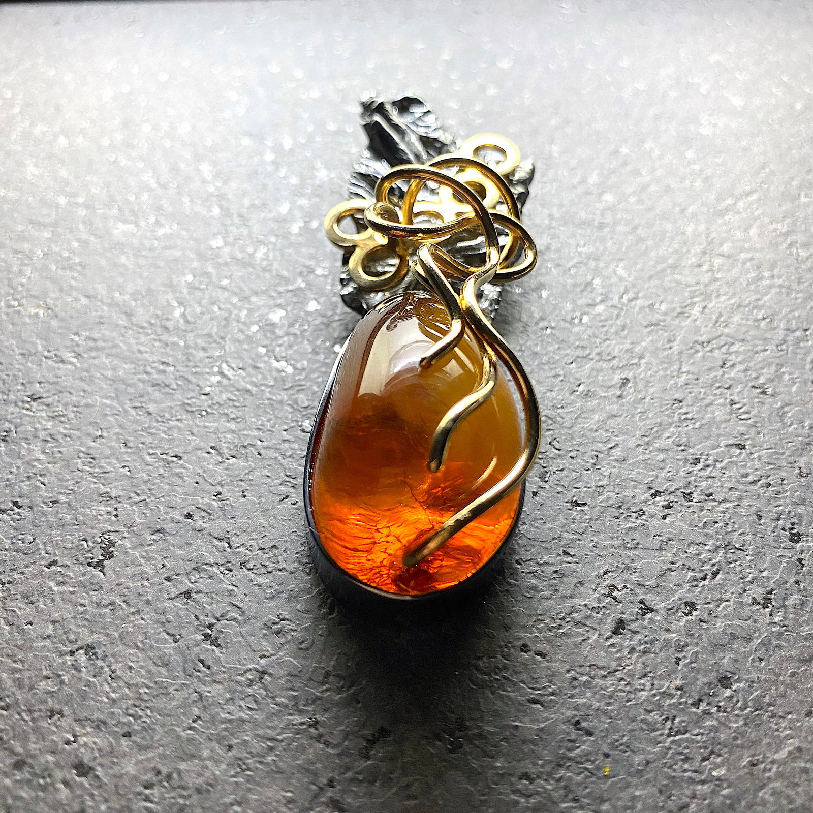 Exquisite Vintage Amber Pendant shaped like a Drop: Title:Exquisite Vintage Amber Pendant shaped like a Drop Metal:None Gemstone:Amber Weight:55.7 g Size:Size: 87.0 x 28.0 x 25.0 mm Size: 3.425 x 1.102 x 0.984 inches Made of:(Reconstituted Amber or