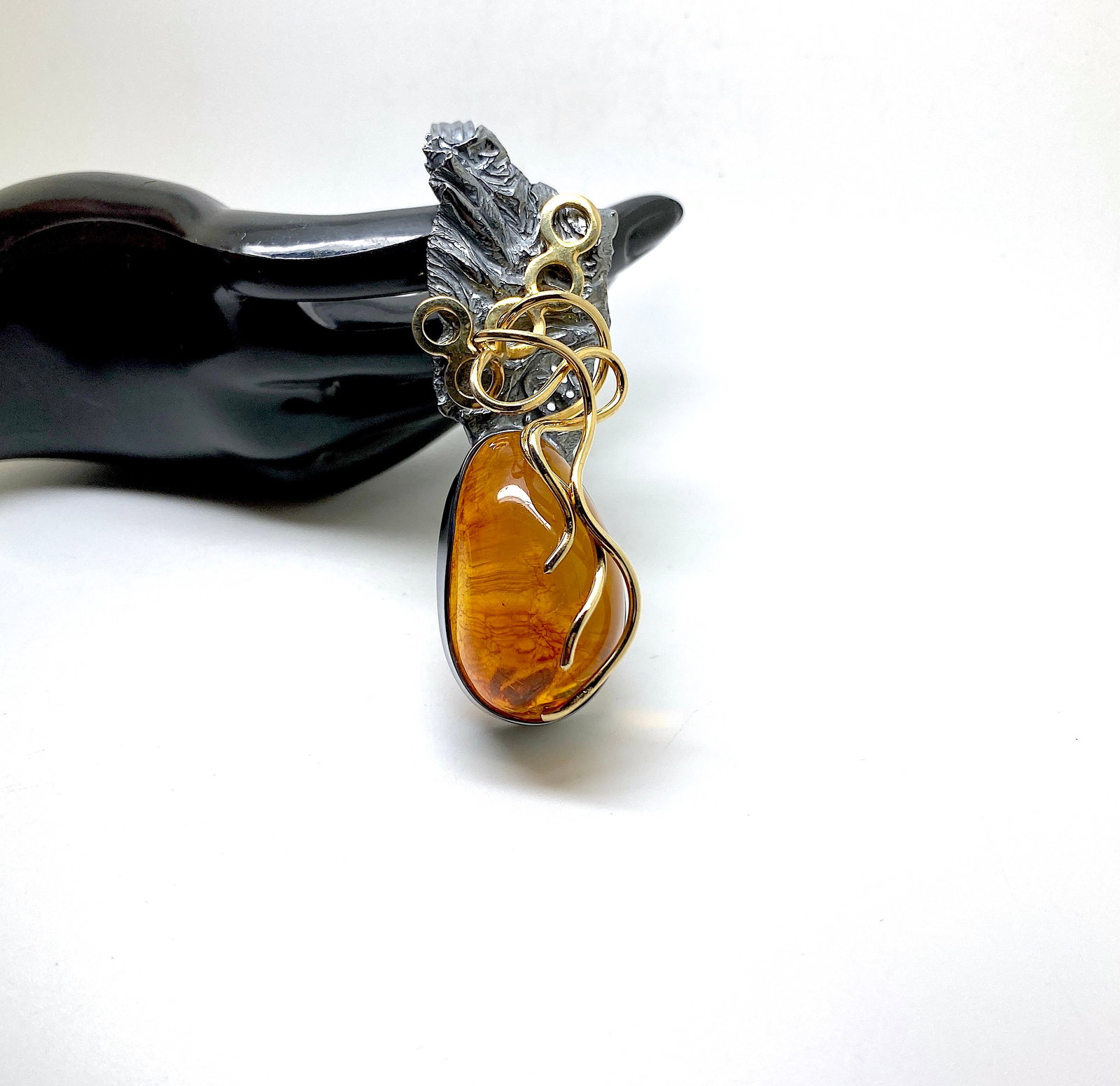 Exquisite Vintage Amber Pendant shaped like a Drop - 8
