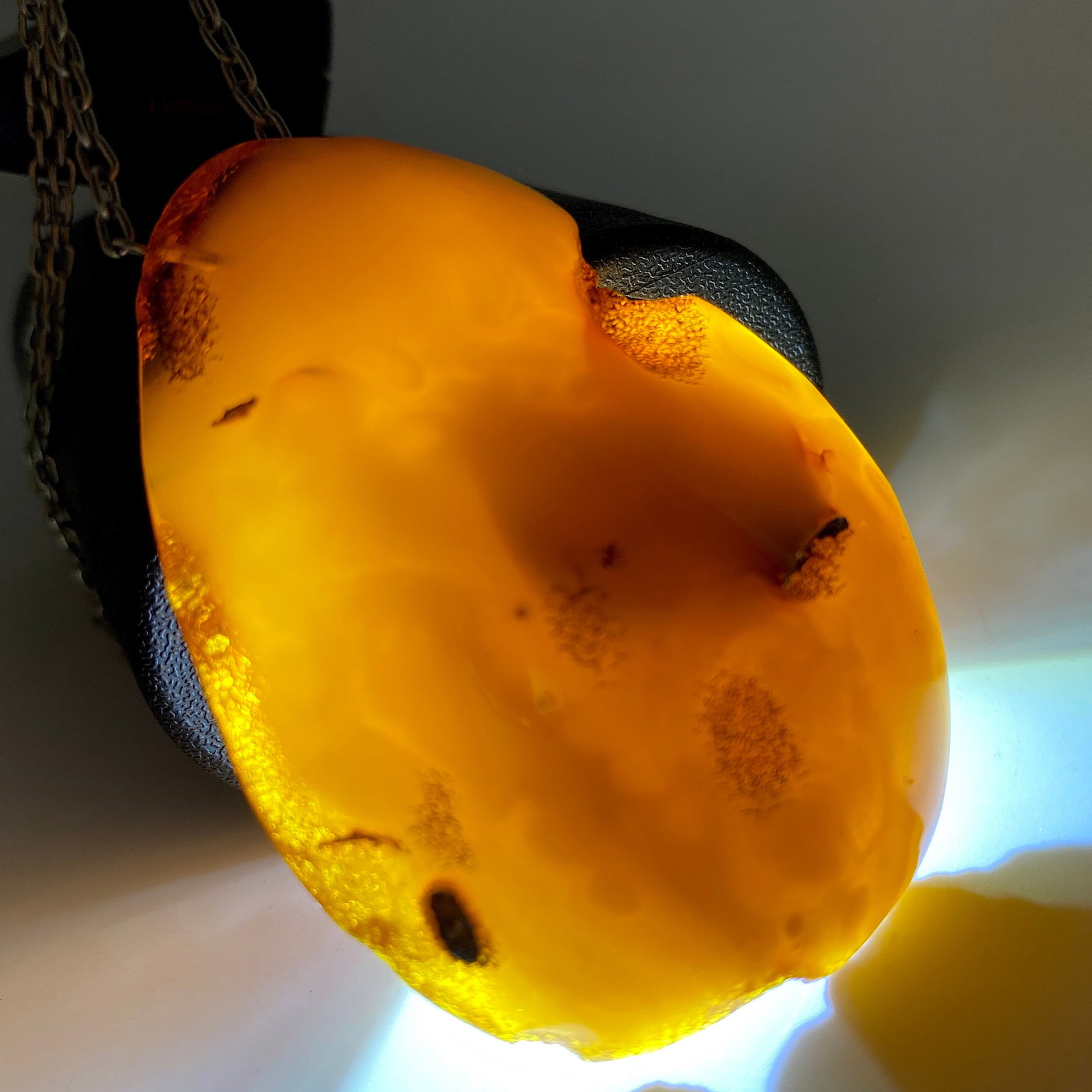 Impressive Vintage Amber Pendant with chain, shaped like a Drop - 8