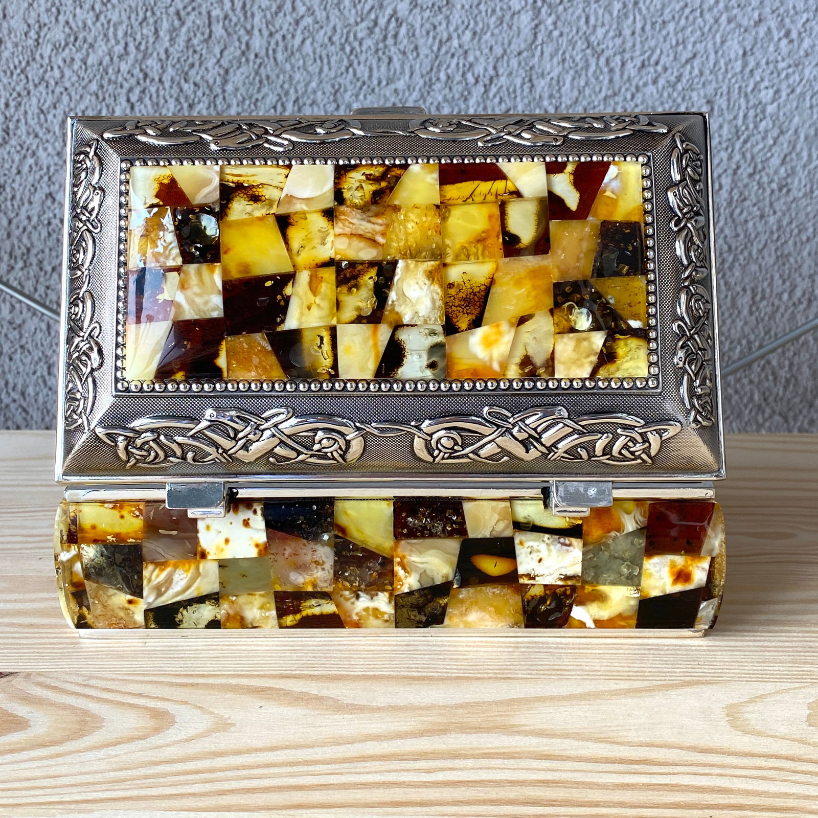 Antique Amber Jewellery box: Title:Antique Amber Jewellery box Metal:Metal Gemstone:Amber Weight:884.4 g Size:Size: 180.0 x 105.0 x 90.0 mm Size: 7.087 x 4.134 x 3.543 inches Made of:(Reconstituted Amber or Whole Stone):Whole