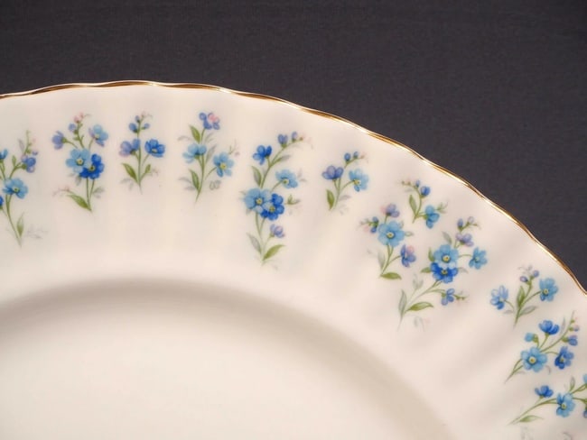 Royal Albert Memory Line DINNER PLATE Classy Gold White Blue England Vintage: THE PRICE IS FON ONE PLATE ONLY!!!This is a stunning Dinner Plate. The plate is from the Royal Albert Memory Line Pattern - Made in England.The rims of this pattern are surrounded in blue forget-me-no
