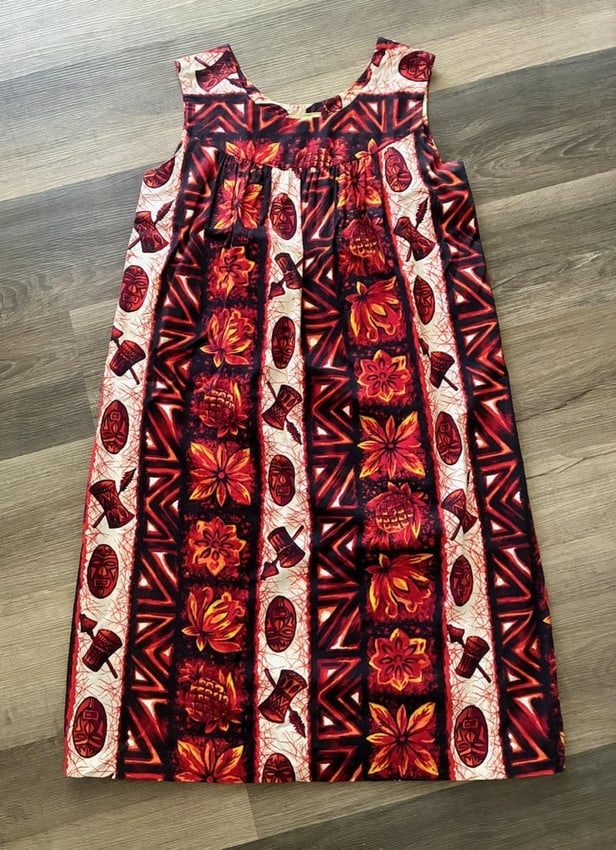 Vintage 1960s Hawaiian Cotton MuuMuu Dress Sz S M: Reds and orangeVertical striped floral printPineapplesHawaiian drumsPolynesian masksCottonShift style muumuuEarly 1960sSimple scoop neckSleevelessSlip on, no zipperSize: Sz S-M, to approx US8. Check m