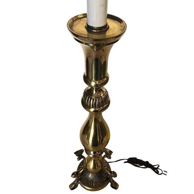 1970s Large Queen Anne Brass Patinaed Candle Stick Table Lamp - 4
