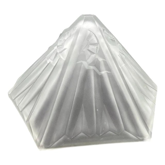 1920s French Art Deco Cw Vianne Globe Opulent Frosted Lamp Shade: Title: 1920s French Art Deco Cw Vianne Globe Opulent Frosted Lamp Shade Description: Rare French Art Deco CW Vianne Frosted Lamp Shade featuring a pyramid shape with geometric patterns. Available: 6 M