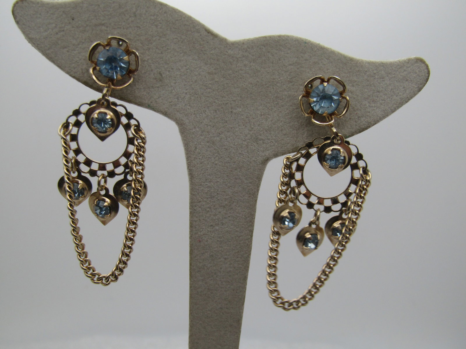 Vintage Blue Rhinestone Floral Chandelier Earrings, Screwback, 1960's-1970's: Title: Vintage Blue Rhinestone Floral Chandelier Earrings, Screwback, 1960's-1970's Description: Vintage Blue Rhinestone Floral Chandelier Earrings, Screwback, 1960's-1970'sThey have a blue