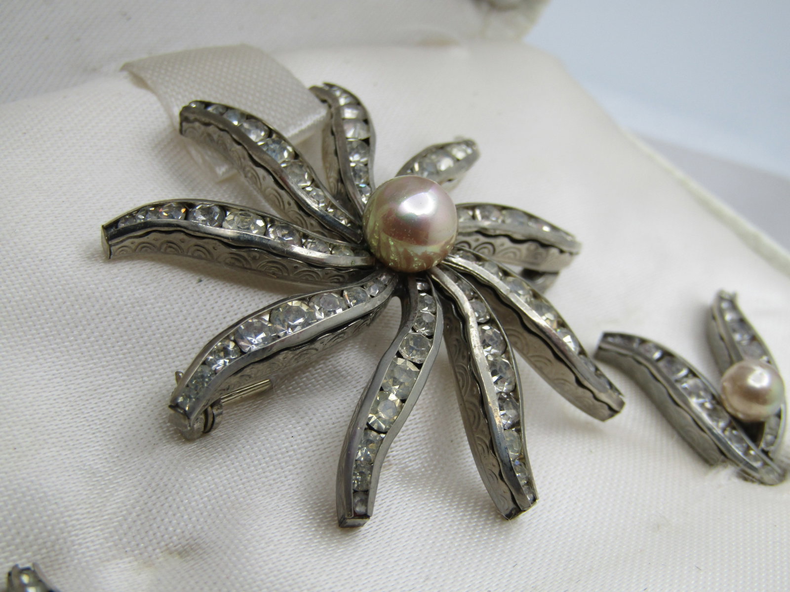 Vintage Rhinestone Brooch & Earrings Set, Fascination par C.M. Appx. 1950's-1960's. - 2