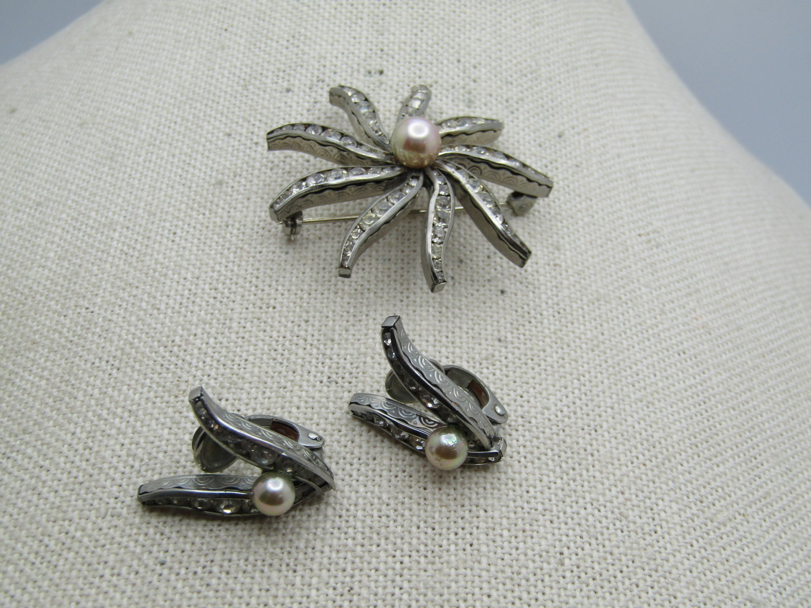 Vintage Rhinestone Brooch & Earrings Set, Fascination par C.M. Appx. 1950's-1960's. - 4