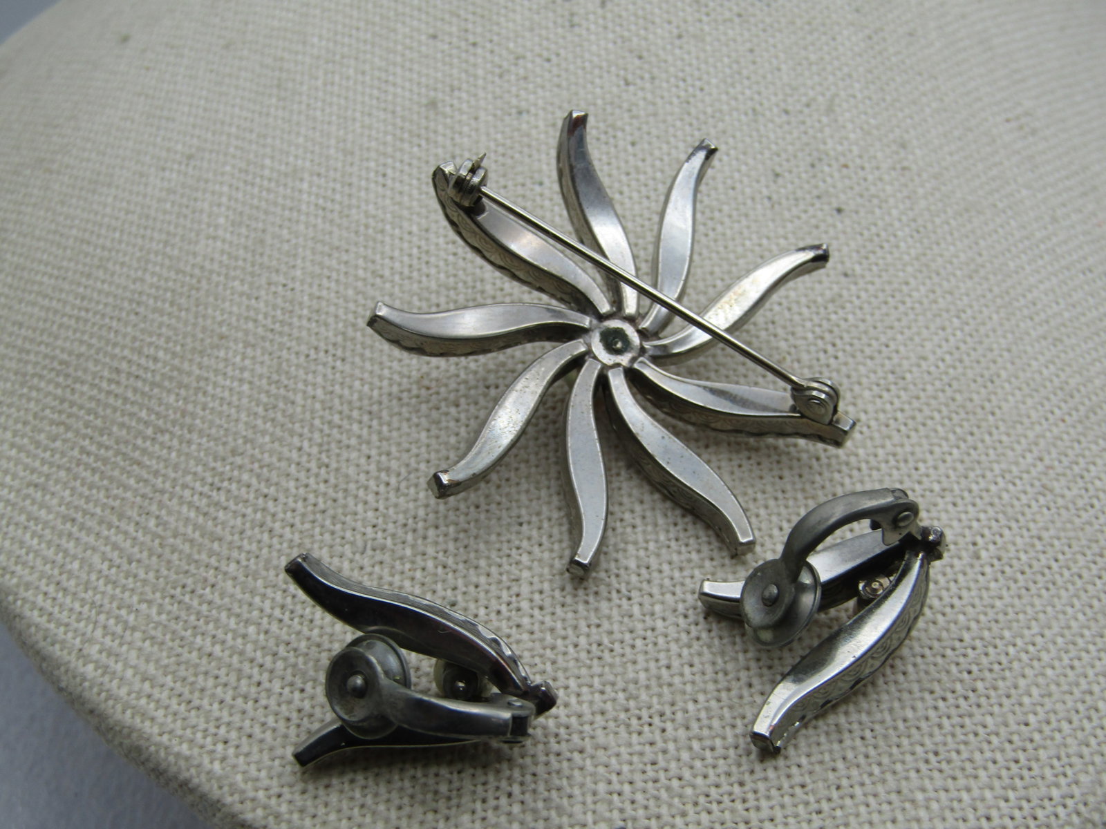Vintage Rhinestone Brooch & Earrings Set, Fascination par C.M. Appx. 1950's-1960's. - 5