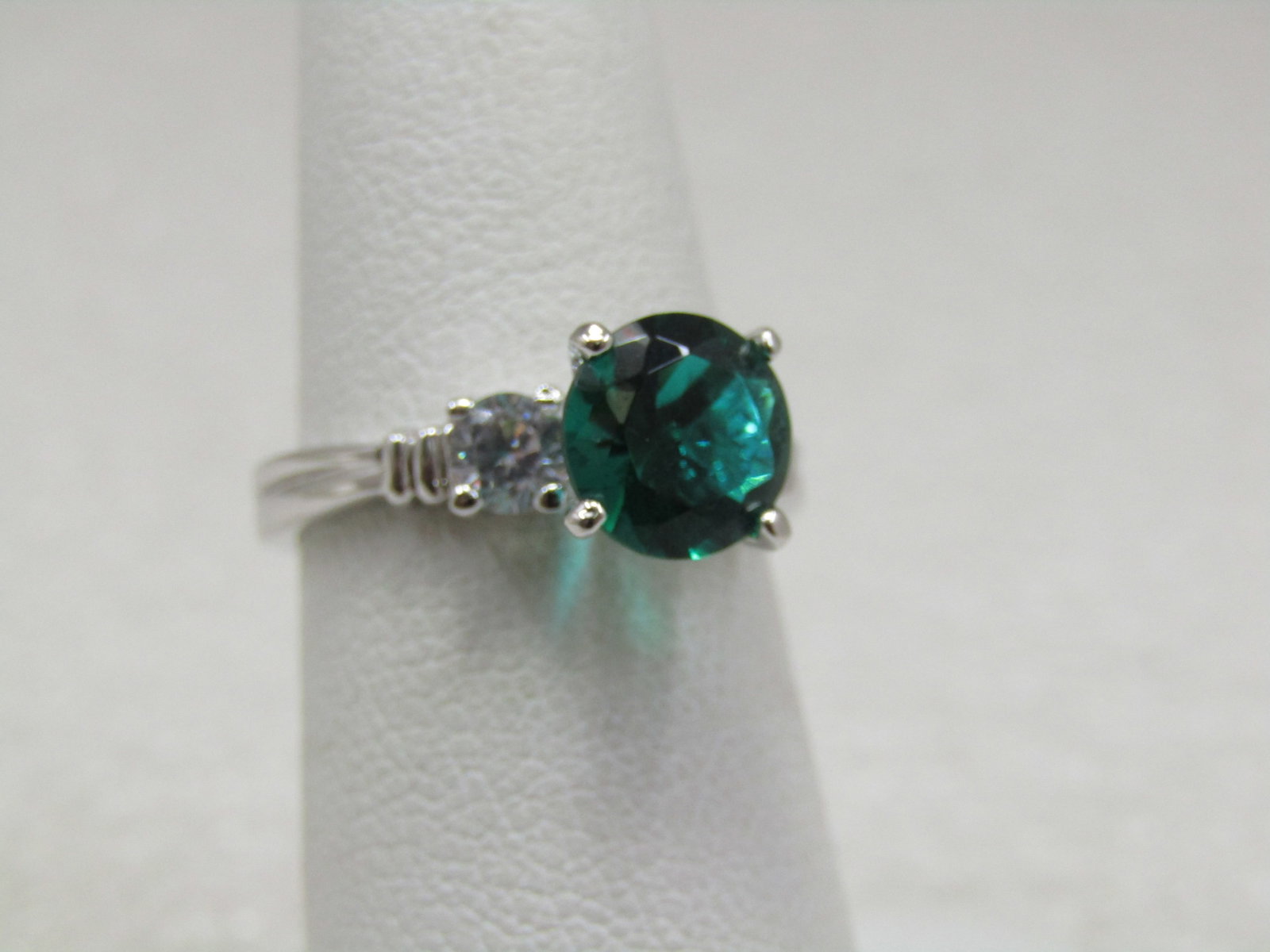 Sterling Plated Green & Clear Ring, Sz. 6.25, Engagement Style: Title: Sterling Plated Green & Clear Ring, Sz. 6.25, Engagement Style Description: Sterling Plated Green & Clear Ring, Sz. 6.25, Engagement Style. Very pretty setting with an emerald green
