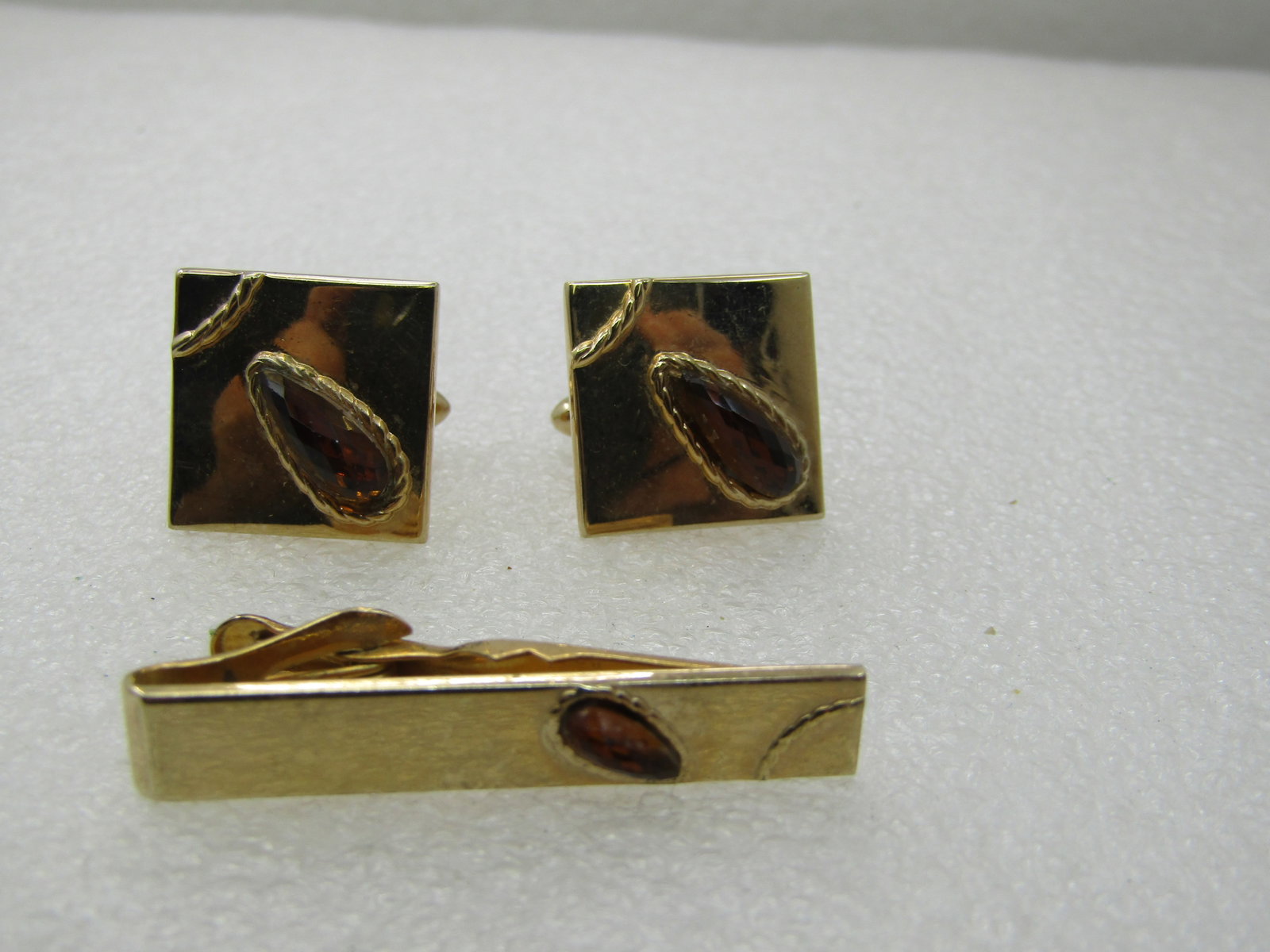 Vintage Swank Cufflinks Tie Bar Set, 1960's, Gold Tone, Brown Faceted Stones: Title: Vintage Swank Cufflinks Tie Bar Set, 1960's, Gold Tone, Brown Faceted Stones Description: Vintage Swank Cufflinks Tie Bar Set, 1960's, Gold Tone, Brown Faceted rhinestones. 3/4" square rope acc